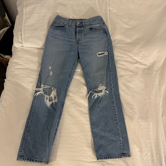 LEVI’S 501 RIPPED JEANS SIZE 26 - Picture 1 of 4